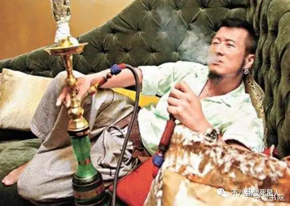 出道神似周润发,出演的角色霸占我们整个童年,今55岁靠走穴