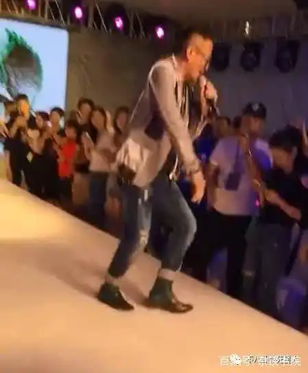 出道神似周润发,出演的角色霸占我们整个童年,今55岁靠走穴