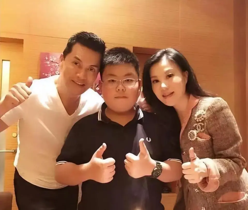 吕良伟为老婆杨小娟过生日，夫妻俩盛装打扮，和众多名流亲密合影