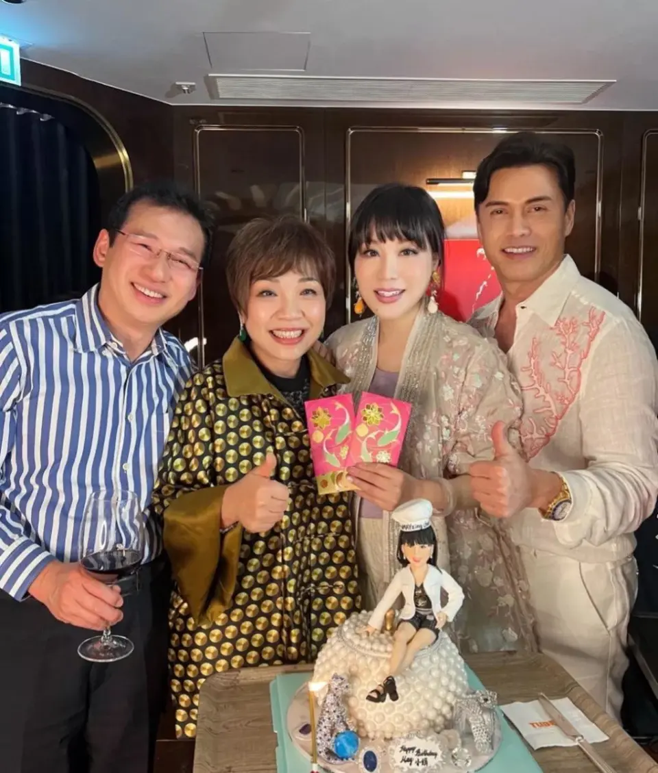 吕良伟为老婆杨小娟过生日，夫妻俩盛装打扮，和众多名流亲密合影