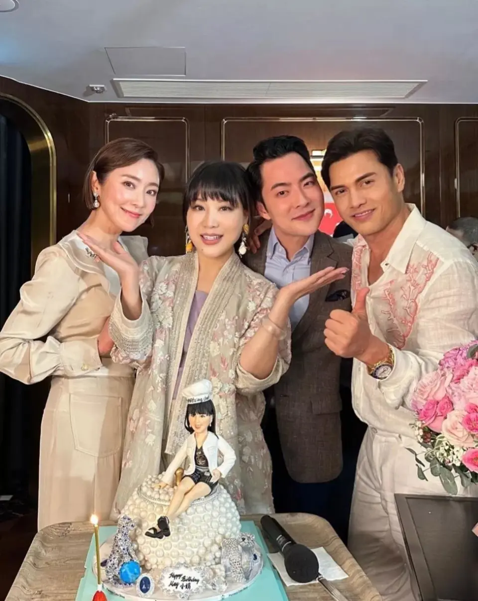 吕良伟为老婆杨小娟过生日，夫妻俩盛装打扮，和众多名流亲密合影