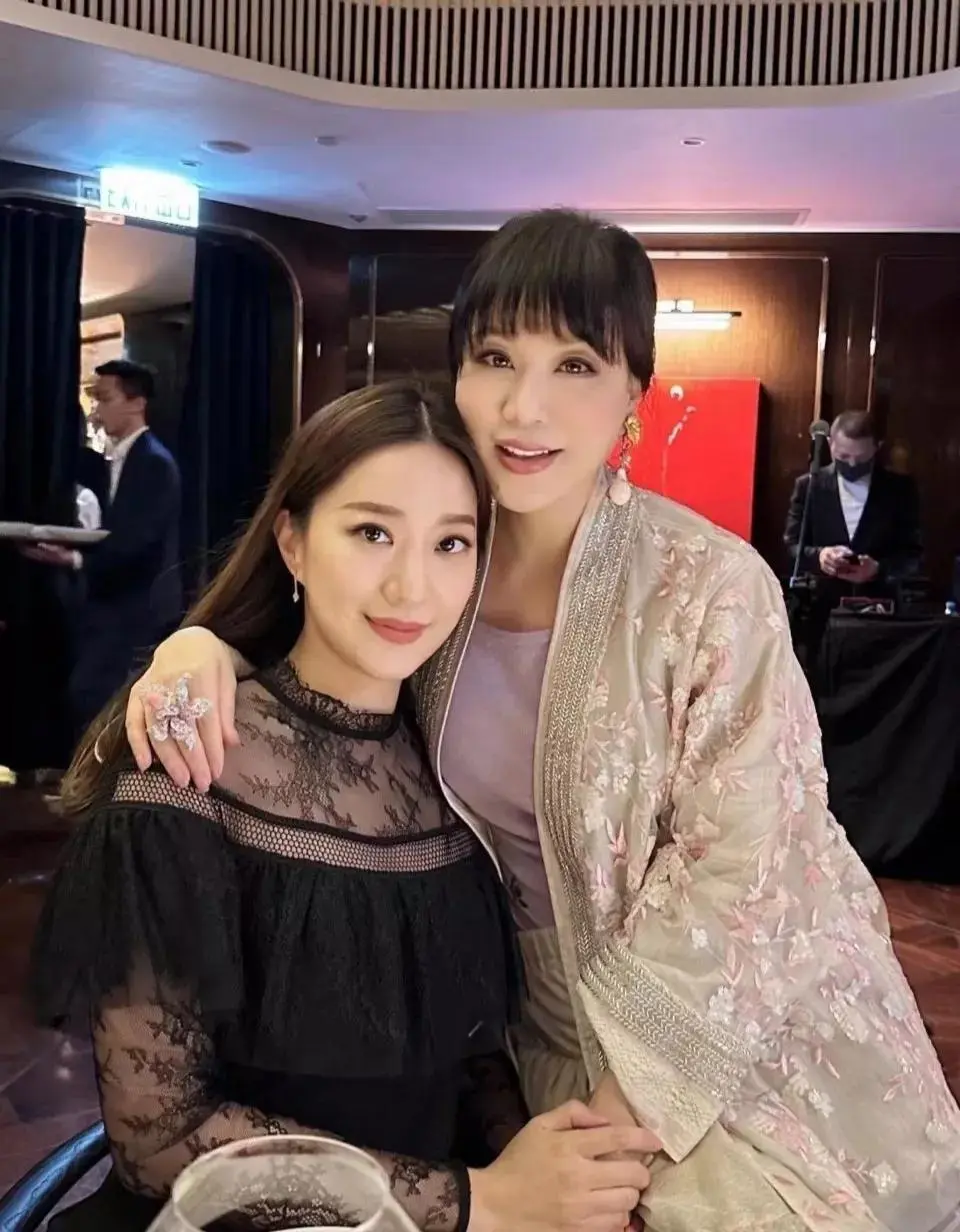 吕良伟为老婆杨小娟过生日，夫妻俩盛装打扮，和众多名流亲密合影