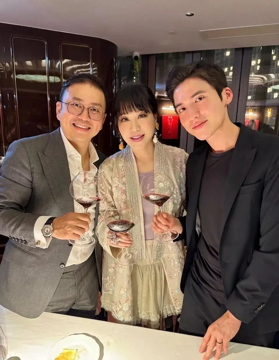 吕良伟为老婆杨小娟过生日，夫妻俩盛装打扮，和众多名流亲密合影