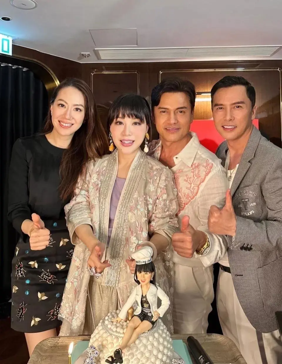 吕良伟为老婆杨小娟过生日，夫妻俩盛装打扮，和众多名流亲密合影