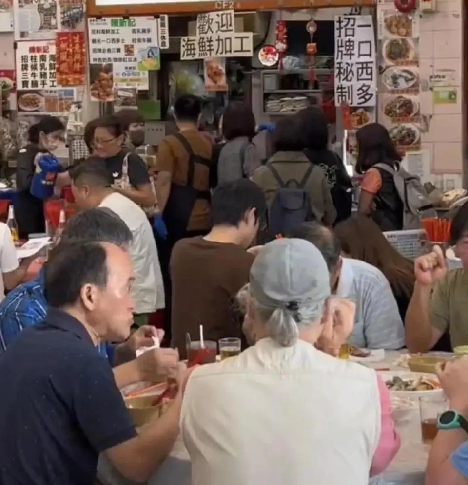 吕良伟为老婆杨小娟过生日，夫妻俩盛装打扮，和众多名流亲密合影