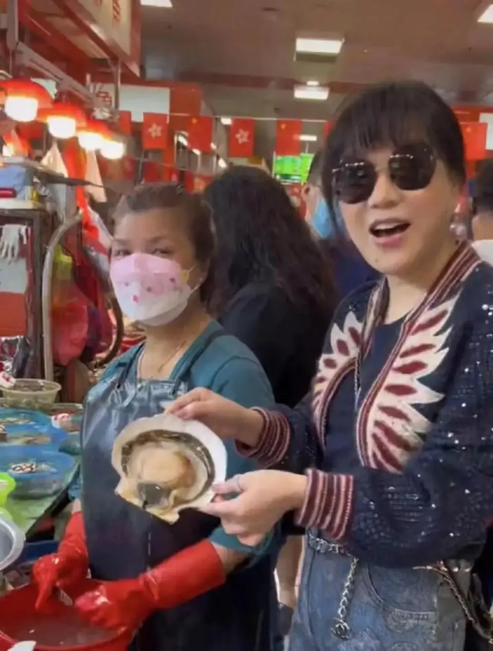 吕良伟为老婆杨小娟过生日，夫妻俩盛装打扮，和众多名流亲密合影