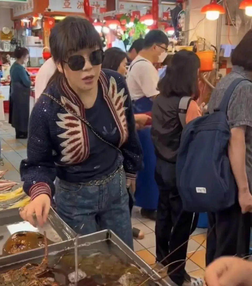 吕良伟为老婆杨小娟过生日，夫妻俩盛装打扮，和众多名流亲密合影