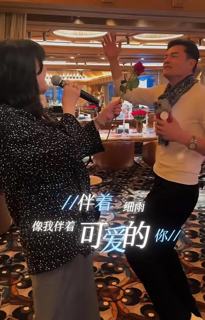 吕良伟520表白富婆妻子，送玫瑰跳舞逗爱妻开心，差15岁像同龄人