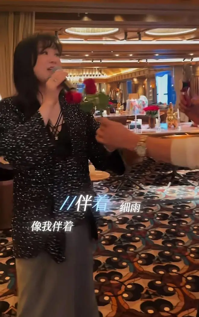 吕良伟520表白富婆妻子，送玫瑰跳舞逗爱妻开心，差15岁像同龄人