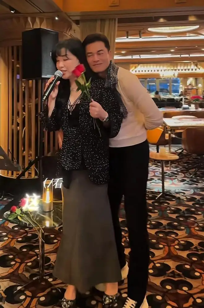 吕良伟520表白富婆妻子，送玫瑰跳舞逗爱妻开心，差15岁像同龄人