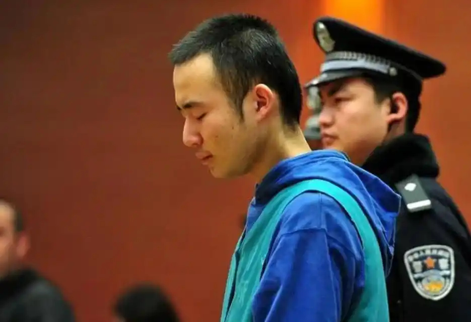 回顾:21岁药家鑫在执行死刑前,浑身颤抖求饶,父亲选择冷眼旁观