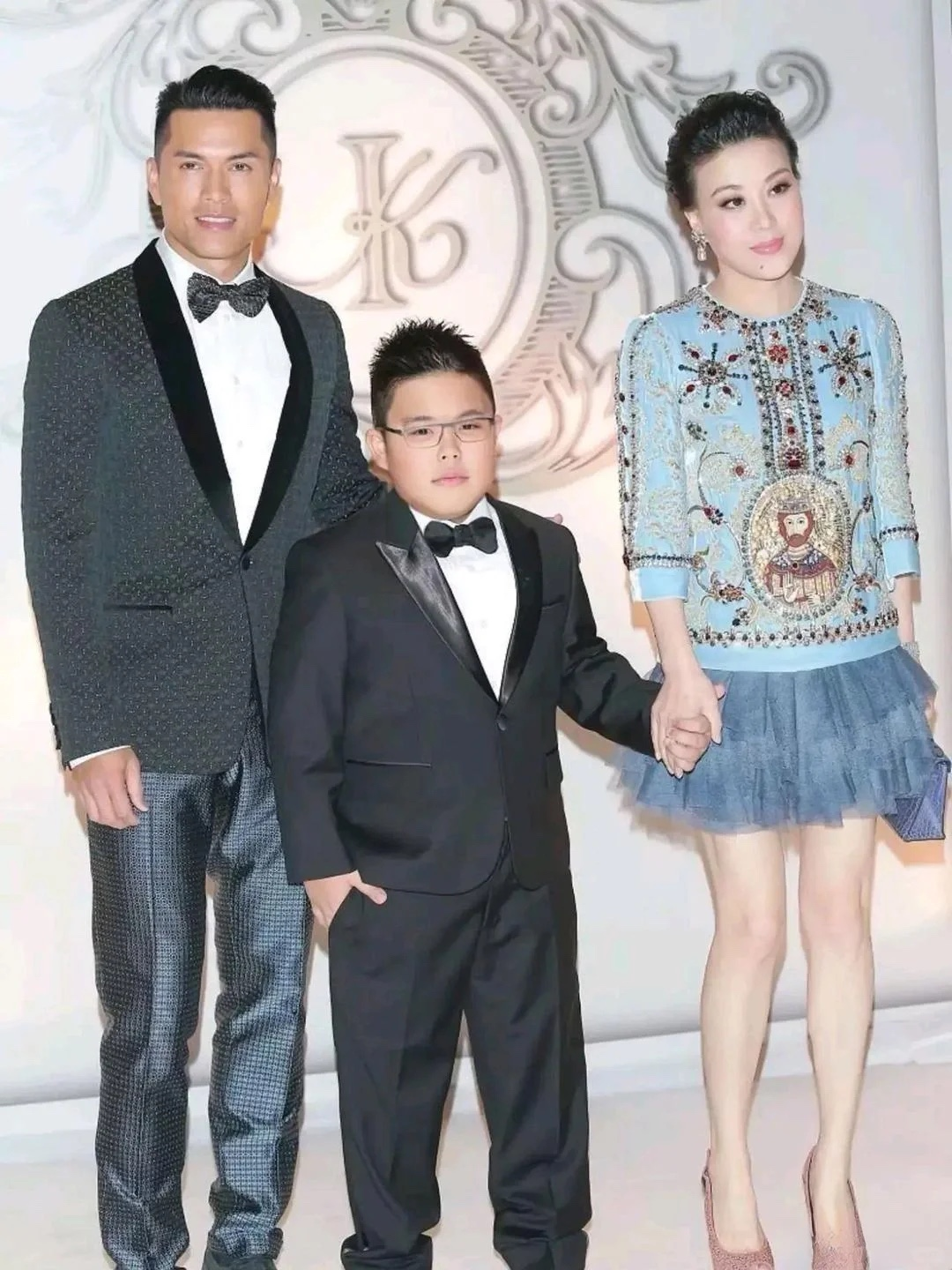 怪不得，吕良伟带着儿子回陆川祭祖，却没带老婆，不是因为老婆拿不出