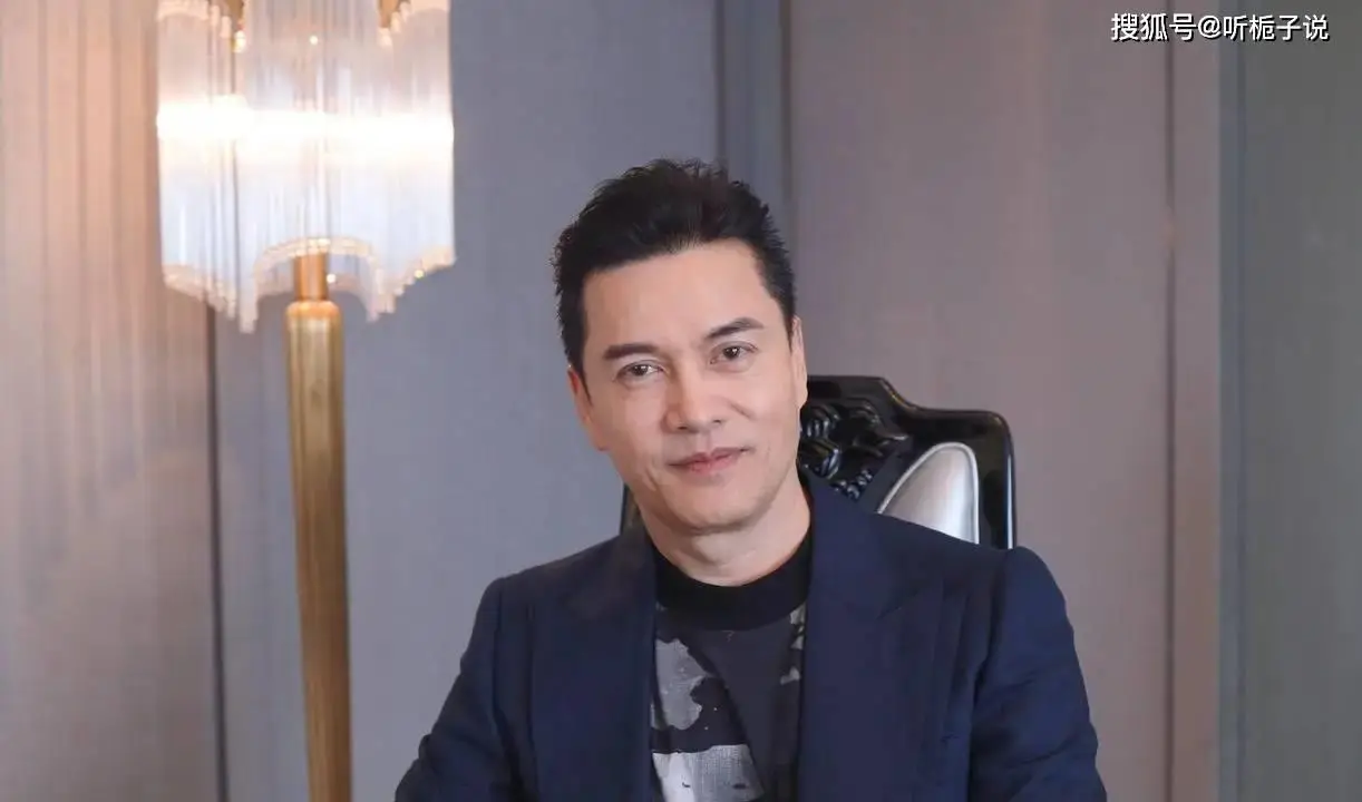 68岁吕良伟赢麻了！与53岁富豪妻子同框更年轻，像28岁精神小伙