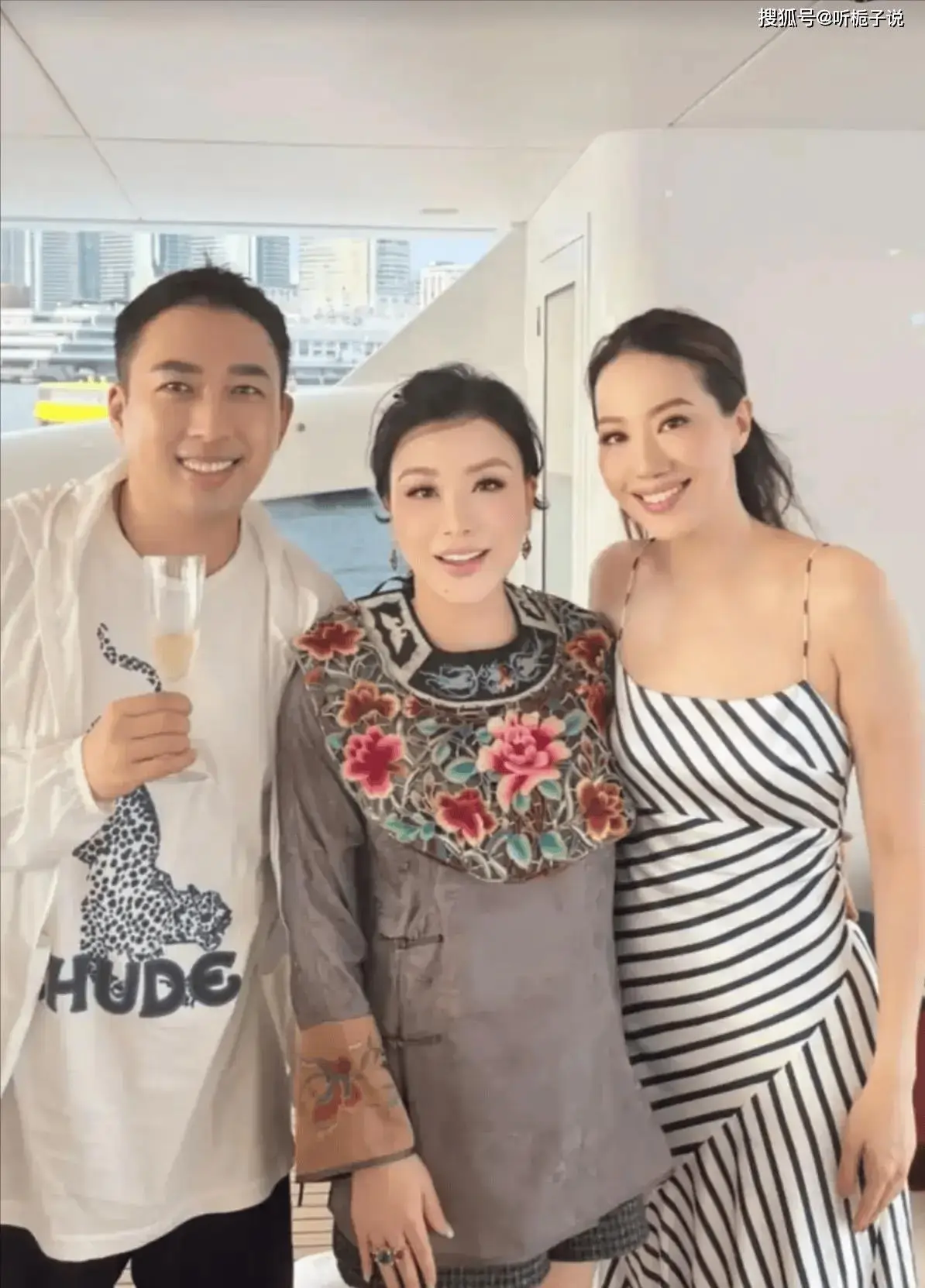 68岁吕良伟赢麻了！与53岁富豪妻子同框更年轻，像28岁精神小伙