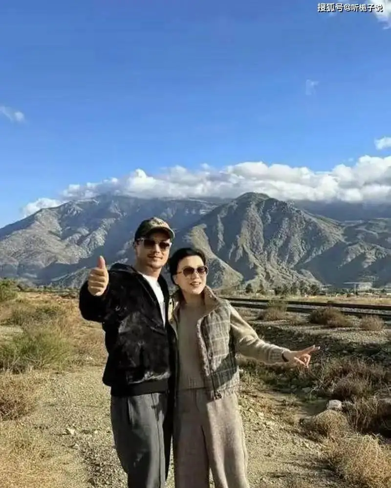 68岁吕良伟赢麻了！与53岁富豪妻子同框更年轻，像28岁精神小伙