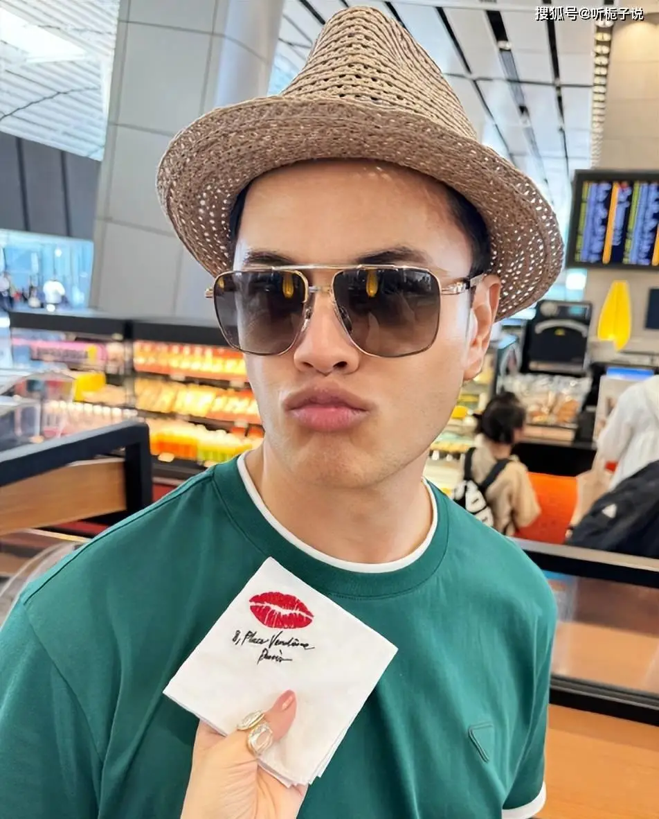 68岁吕良伟赢麻了！与53岁富豪妻子同框更年轻，像28岁精神小伙