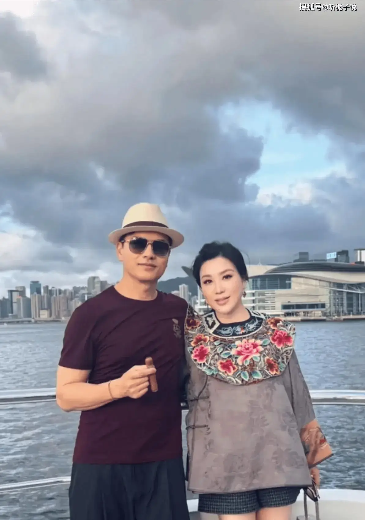 68岁吕良伟赢麻了！与53岁富豪妻子同框更年轻，像28岁精神小伙