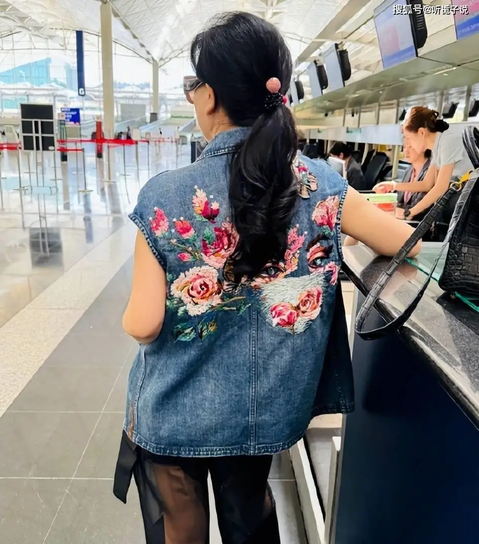 68岁吕良伟赢麻了！与53岁富豪妻子同框更年轻，像28岁精神小伙