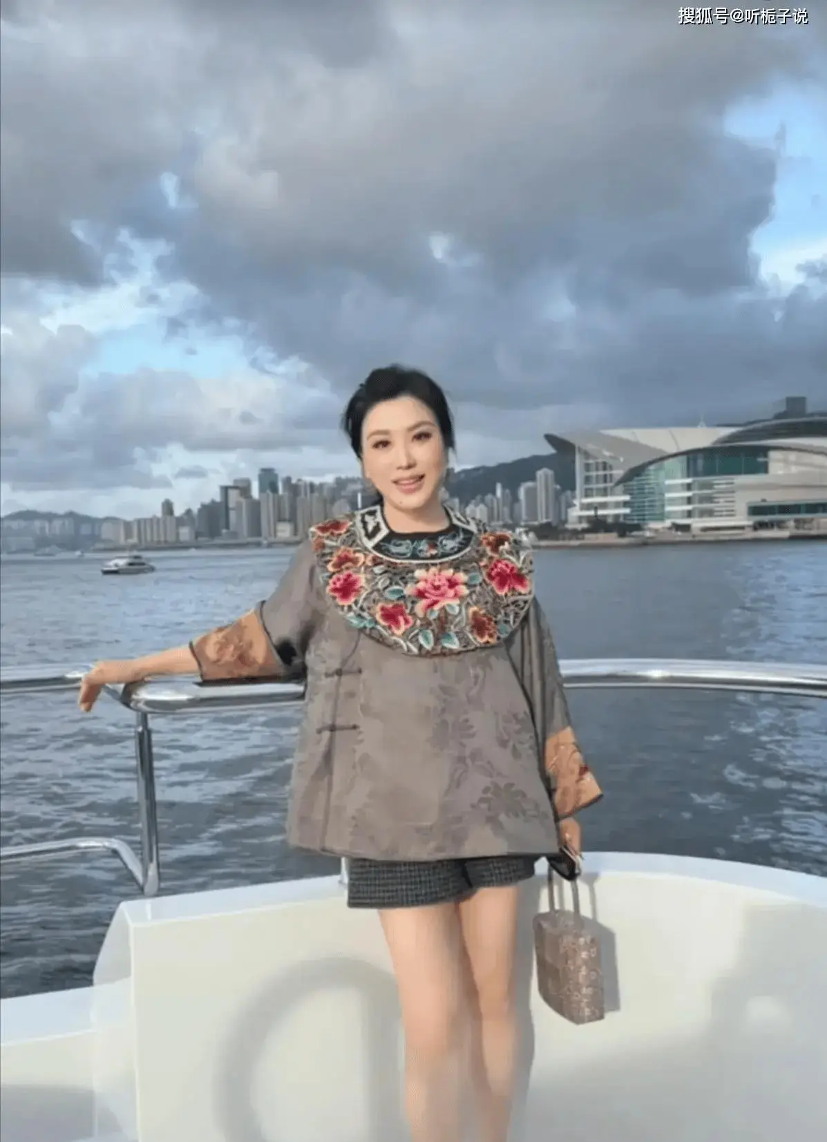 68岁吕良伟赢麻了！与53岁富豪妻子同框更年轻，像28岁精神小伙