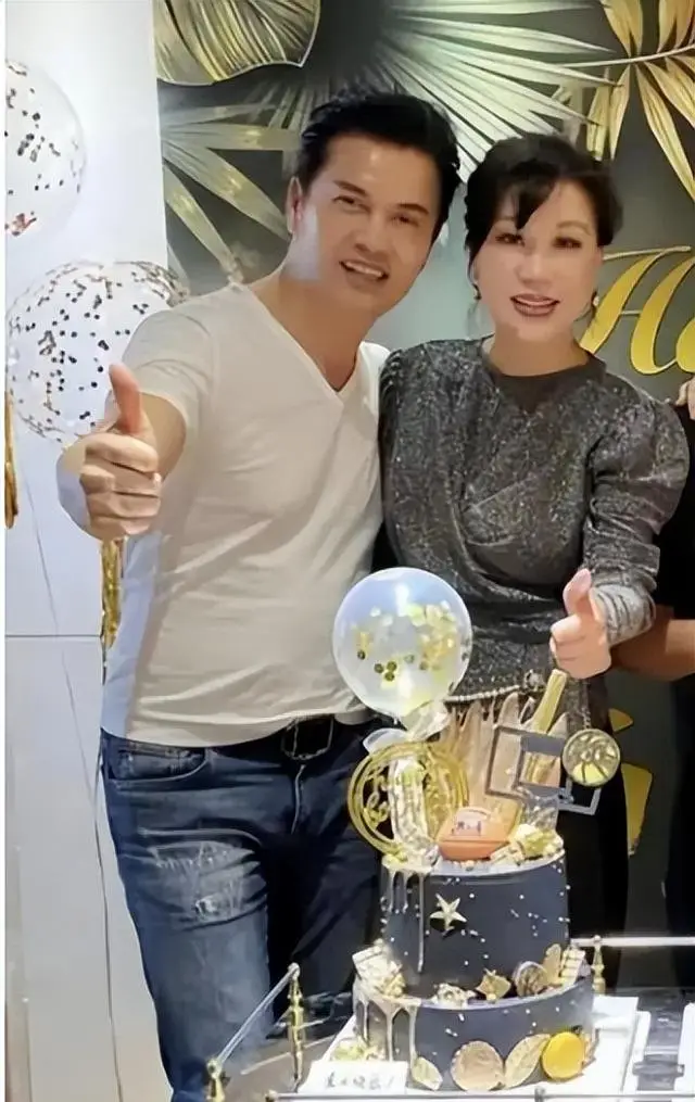 70岁吕良伟香港庆生！24岁儿子体重近200斤，60岁妻子逆龄状态惊艳全场