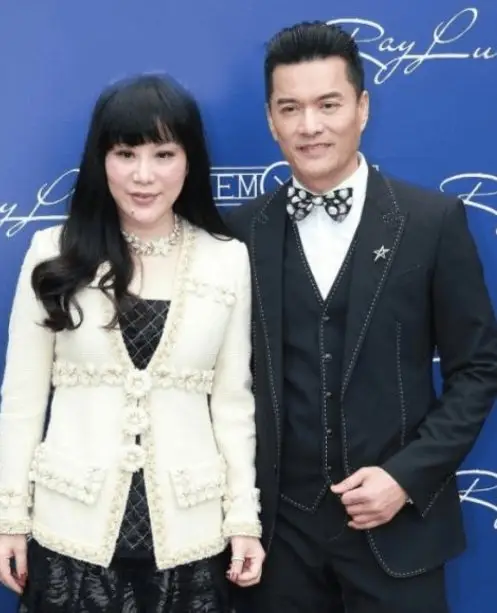 70岁吕良伟香港庆生！24岁儿子体重近200斤，60岁妻子逆龄状态惊艳全场