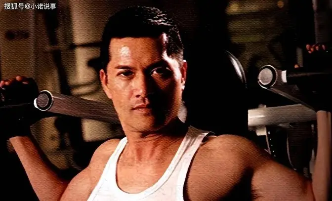 70岁吕良伟香港庆生！24岁儿子体重近200斤，60岁妻子逆龄状态惊艳全场