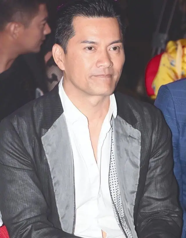 70岁吕良伟香港庆生！24岁儿子体重近200斤，60岁妻子逆龄状态惊艳全场