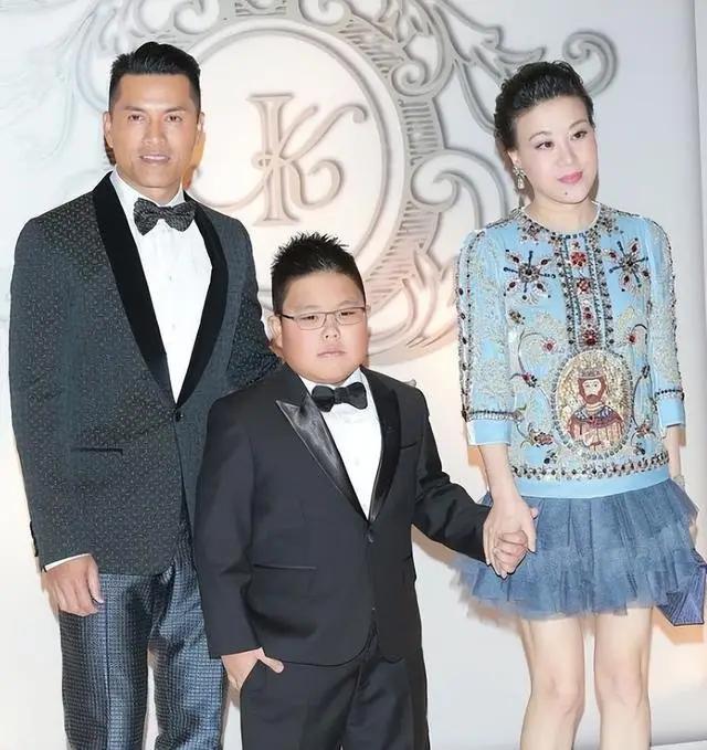 70岁吕良伟香港庆生！24岁儿子体重近200斤，60岁妻子逆龄状态惊艳全场