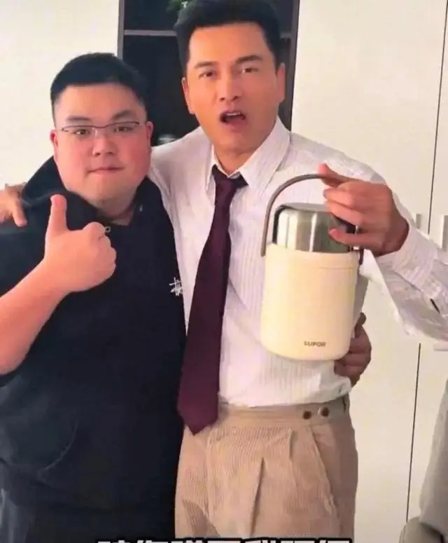 70岁吕良伟香港庆生！24岁儿子体重近200斤，60岁妻子逆龄状态惊艳全场