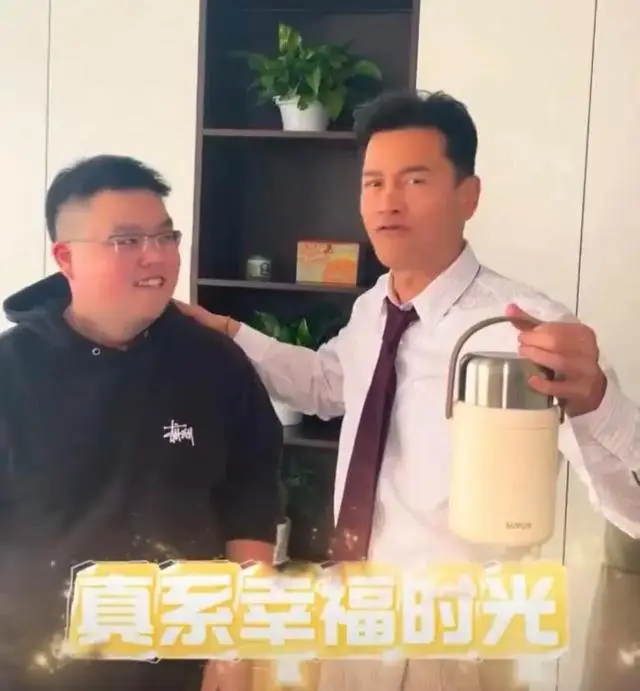 70岁吕良伟香港庆生！24岁儿子体重近200斤，60岁妻子逆龄状态惊艳全场