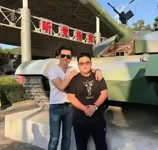 70岁吕良伟香港庆生！24岁儿子体重近200斤，60岁妻子逆龄状态惊艳全场