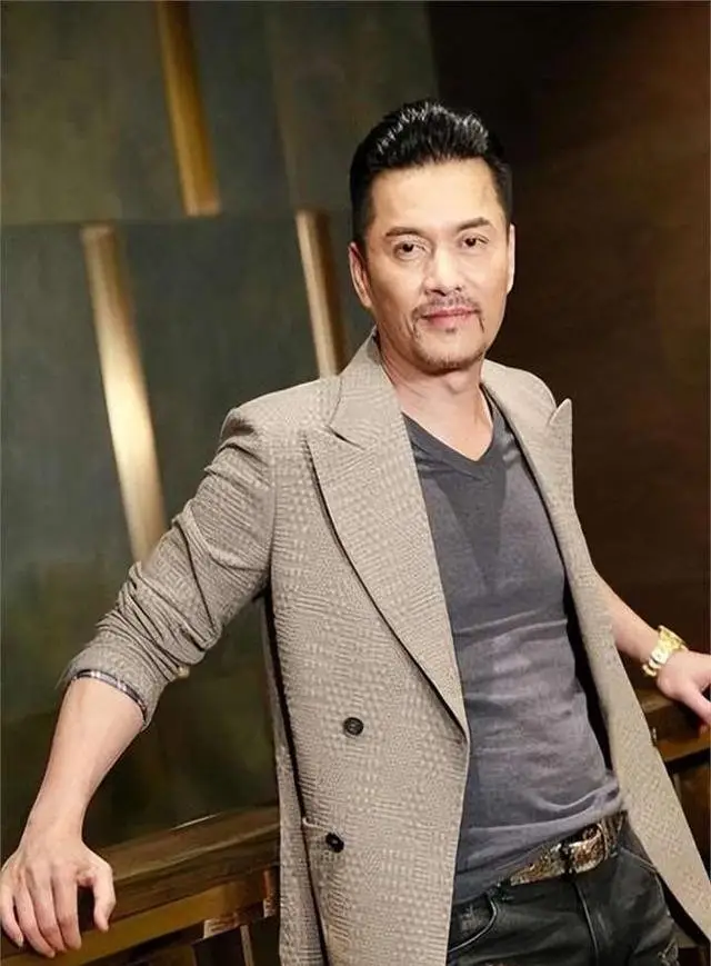 70岁吕良伟香港庆生！24岁儿子体重近200斤，60岁妻子逆龄状态惊艳全场