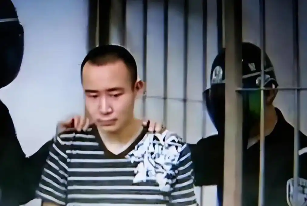 回顾大学生被定死刑，临死想捐出眼角膜，父亲：你把罪恶都带走
