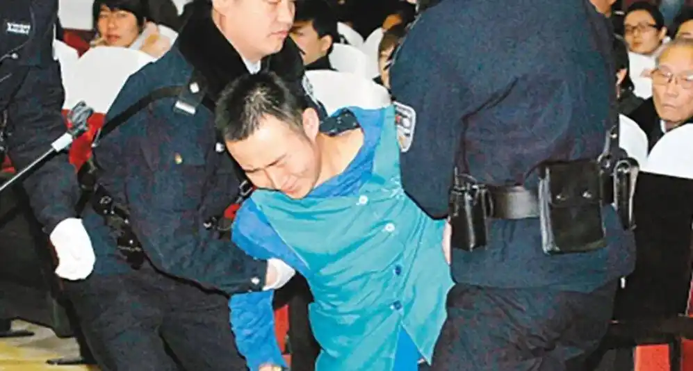 回顾大学生被定死刑，临死想捐出眼角膜，父亲：你把罪恶都带走