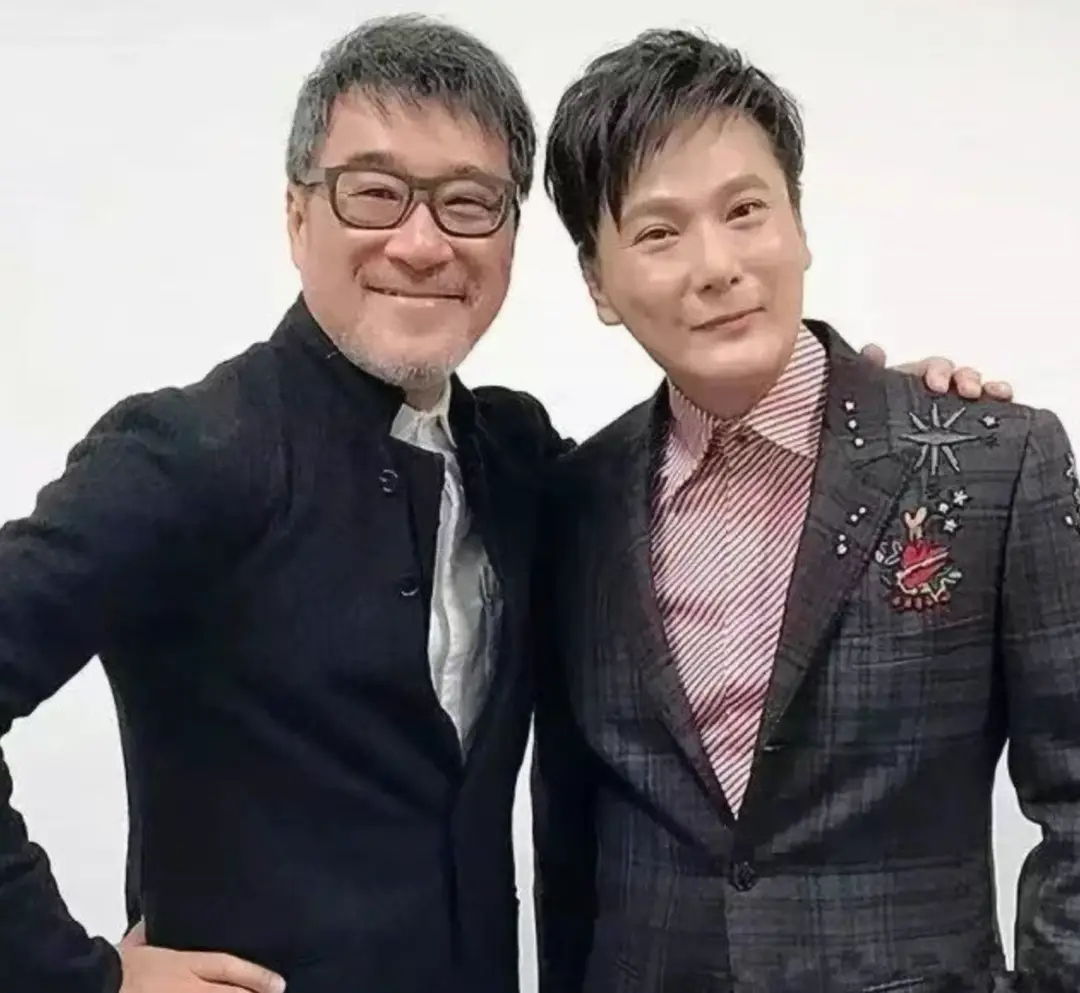 张信哲：拒绝周迅求爱，却为王菲豪掷百万，捐光上亿资产，58岁依然单身的他，“下场”怪不了别人