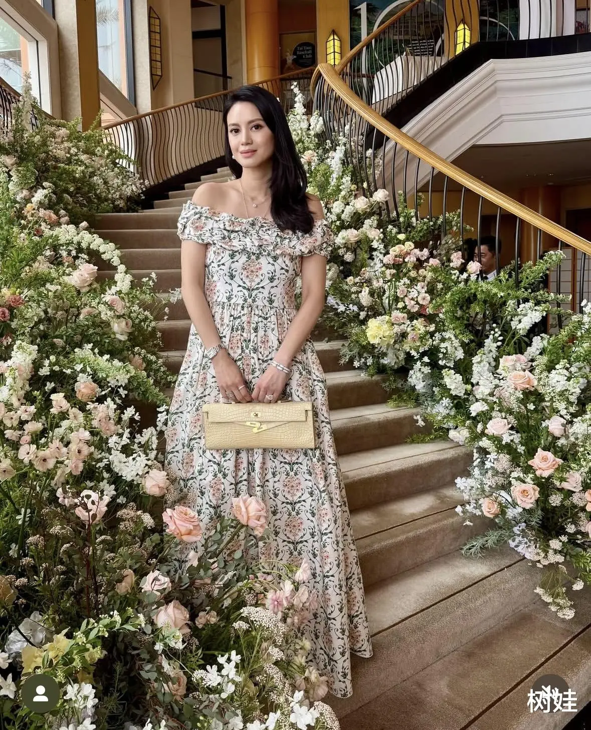 陈晓丹出席婚礼，丈夫陪伴左右，五官明艳大气，七年低调婚后生活