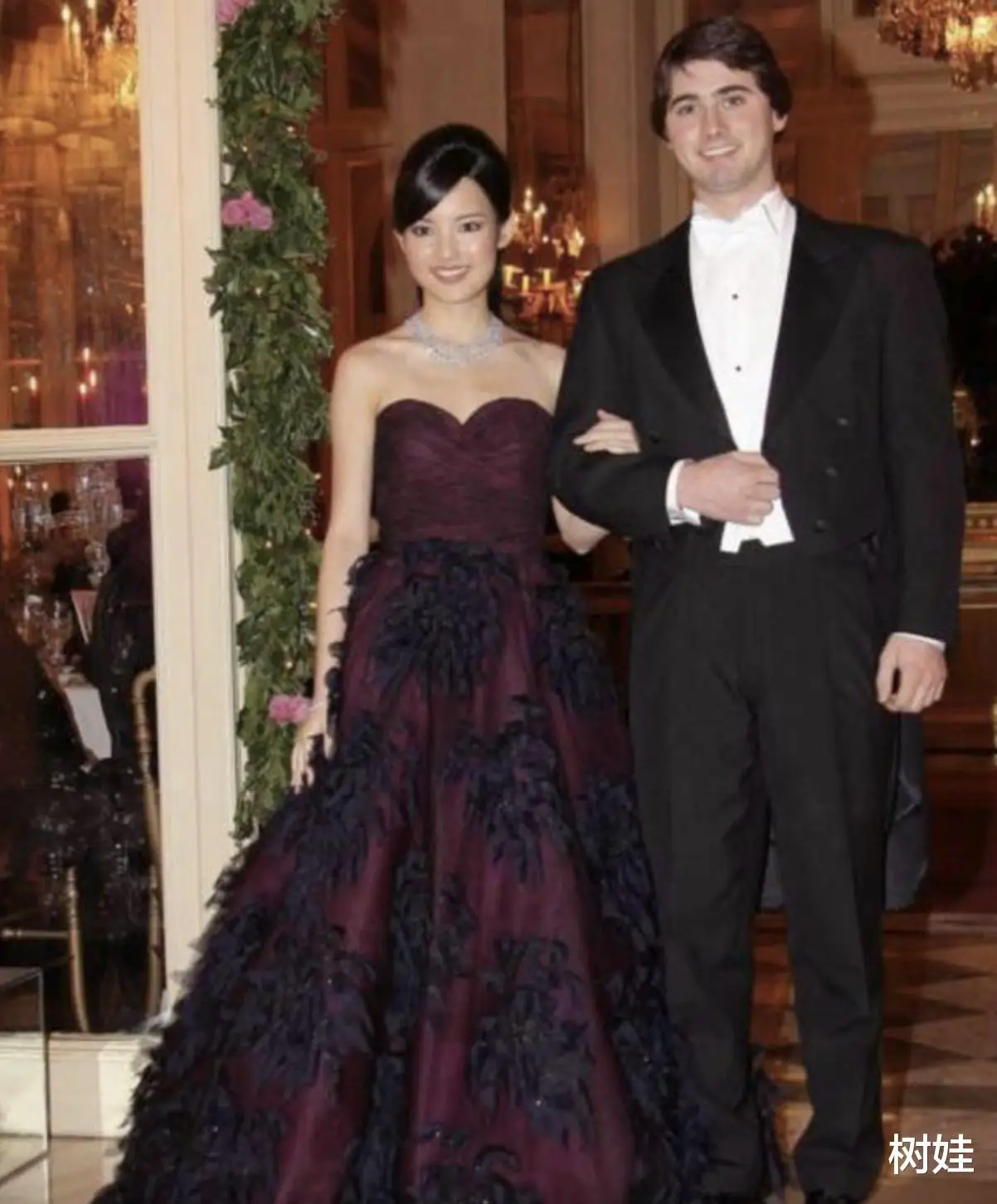 陈晓丹出席婚礼，丈夫陪伴左右，五官明艳大气，七年低调婚后生活