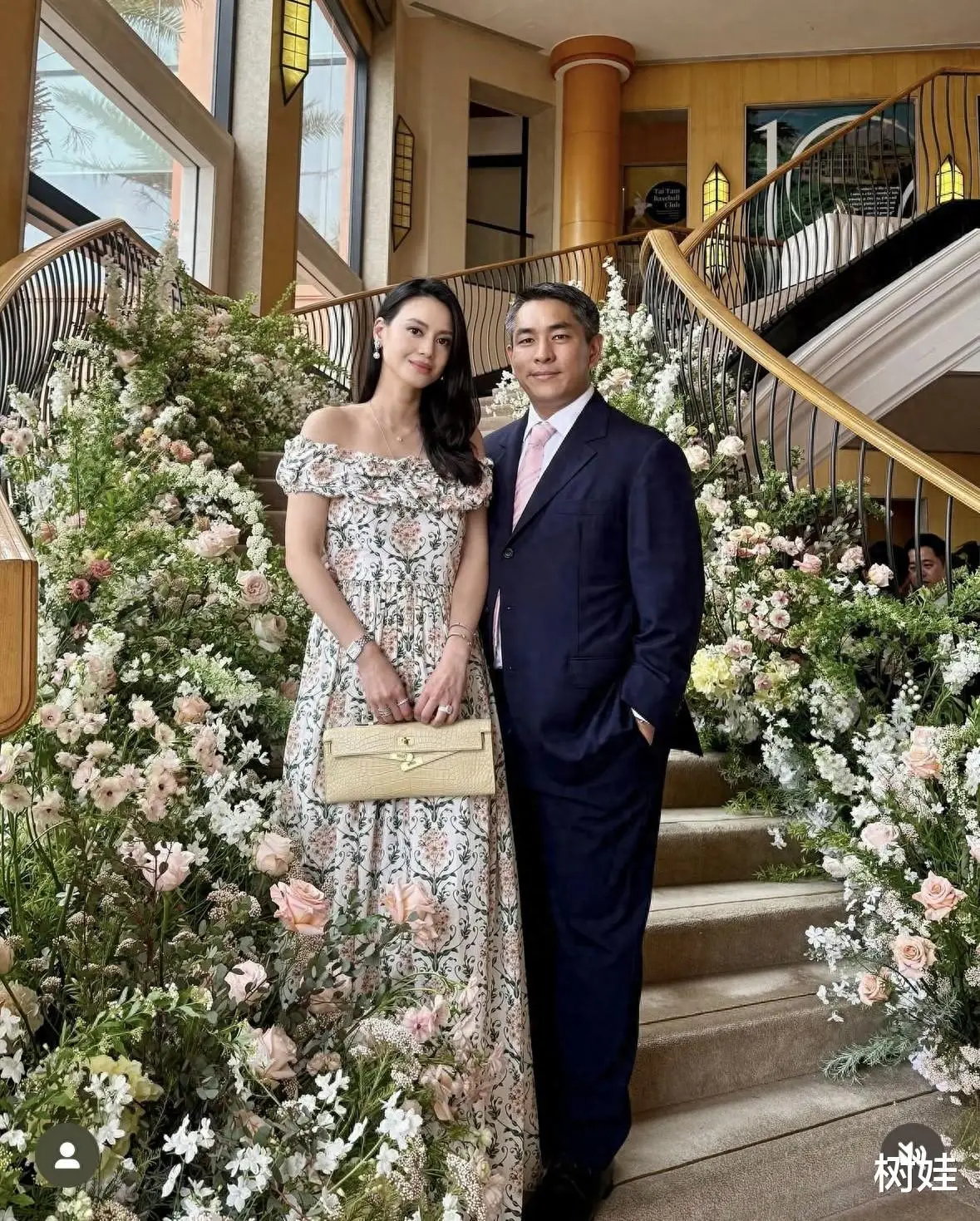 陈晓丹出席婚礼，丈夫陪伴左右，五官明艳大气，七年低调婚后生活