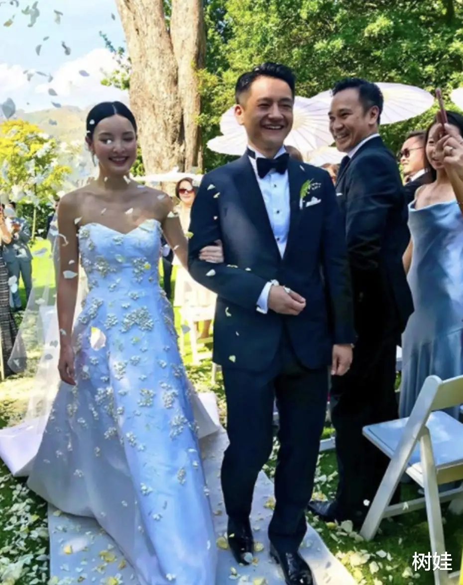 陈晓丹出席婚礼，丈夫陪伴左右，五官明艳大气，七年低调婚后生活