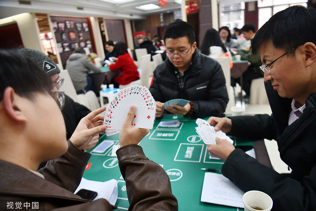美媒称德州扑克在中国金融圈已过时，掼蛋成为必备社交技能