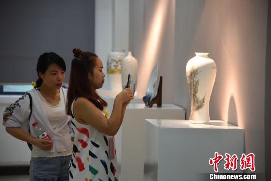 釉下五彩瓷行业精英作品展“对话”非遗