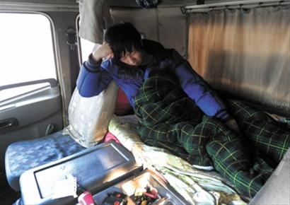 集卡为何集体"夜宿"高速旁? 有钱谁不想在床上睡好觉!