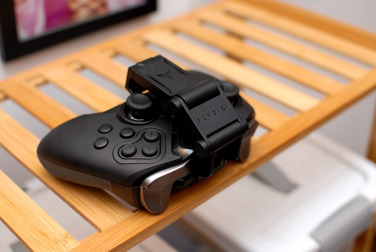 飞智八爪鱼2手柄体验,网友:可拖动轮盘按键,这个设计碉堡了