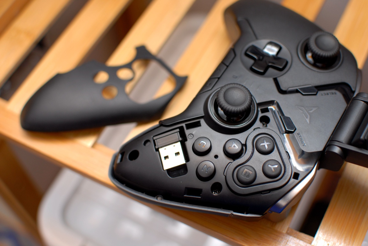 飞智八爪鱼2手柄体验,网友:可拖动轮盘按键,这个设计碉堡了