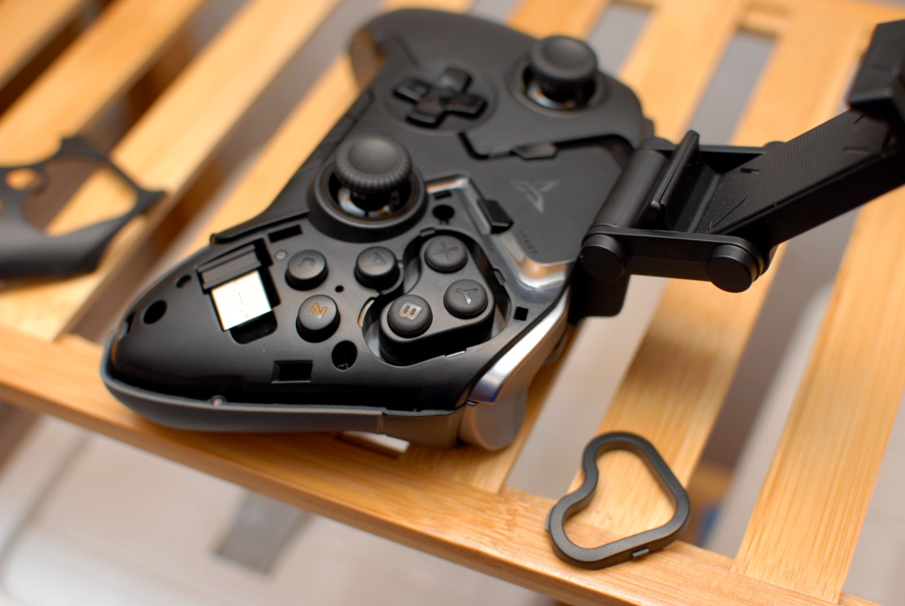 飞智八爪鱼2手柄体验,网友:可拖动轮盘按键,这个设计碉堡了