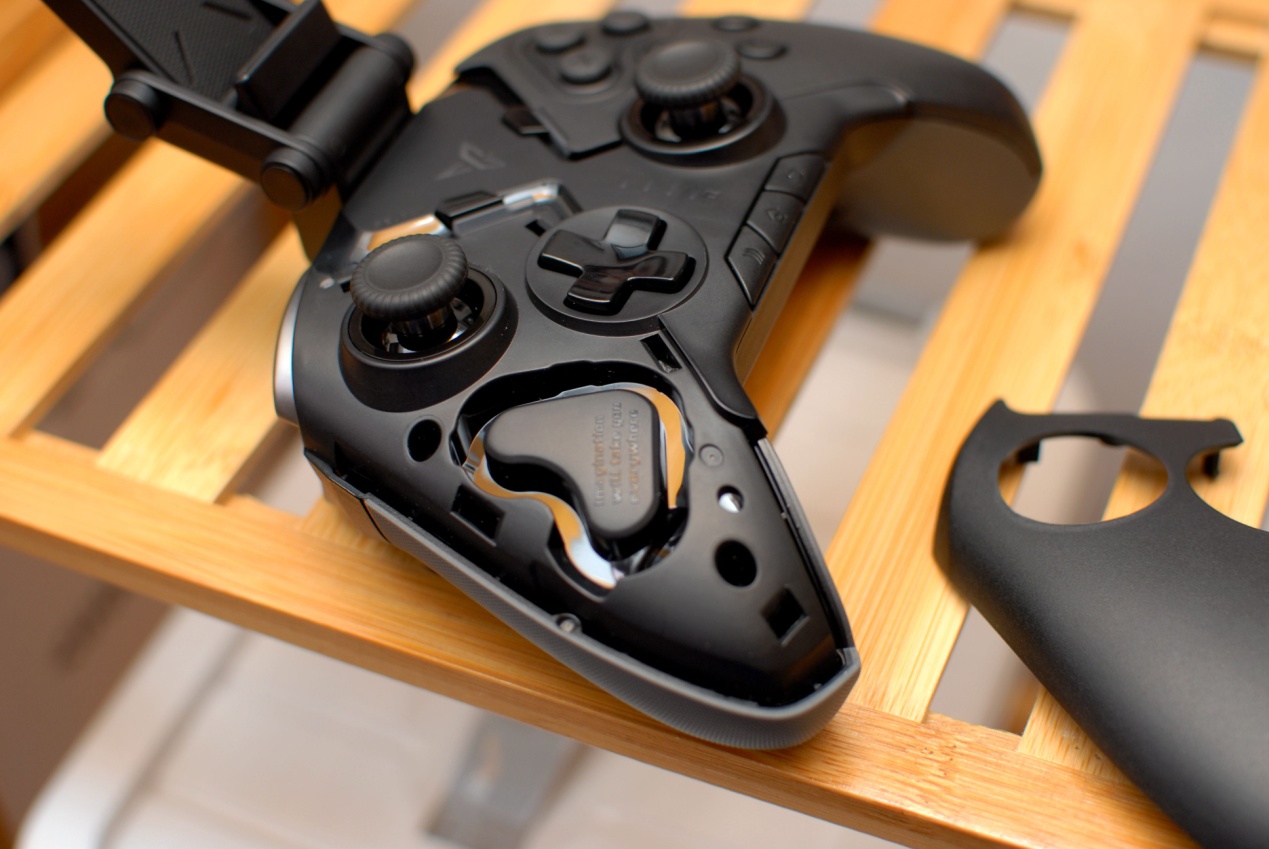 飞智八爪鱼2手柄体验,网友:可拖动轮盘按键,这个设计碉堡了