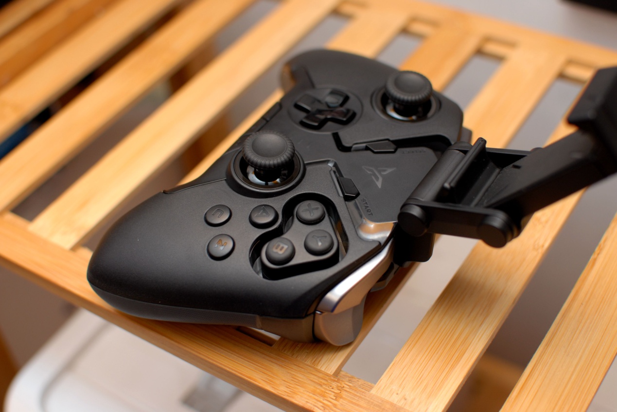 飞智八爪鱼2手柄体验,网友:可拖动轮盘按键,这个设计碉堡了