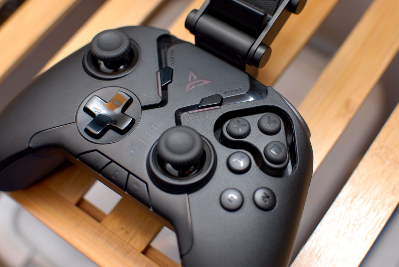 飞智八爪鱼2手柄体验,网友:可拖动轮盘按键,这个设计碉堡了