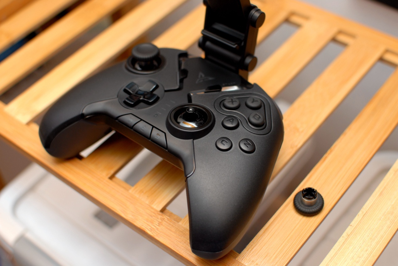 飞智八爪鱼2手柄体验,网友:可拖动轮盘按键,这个设计碉堡了