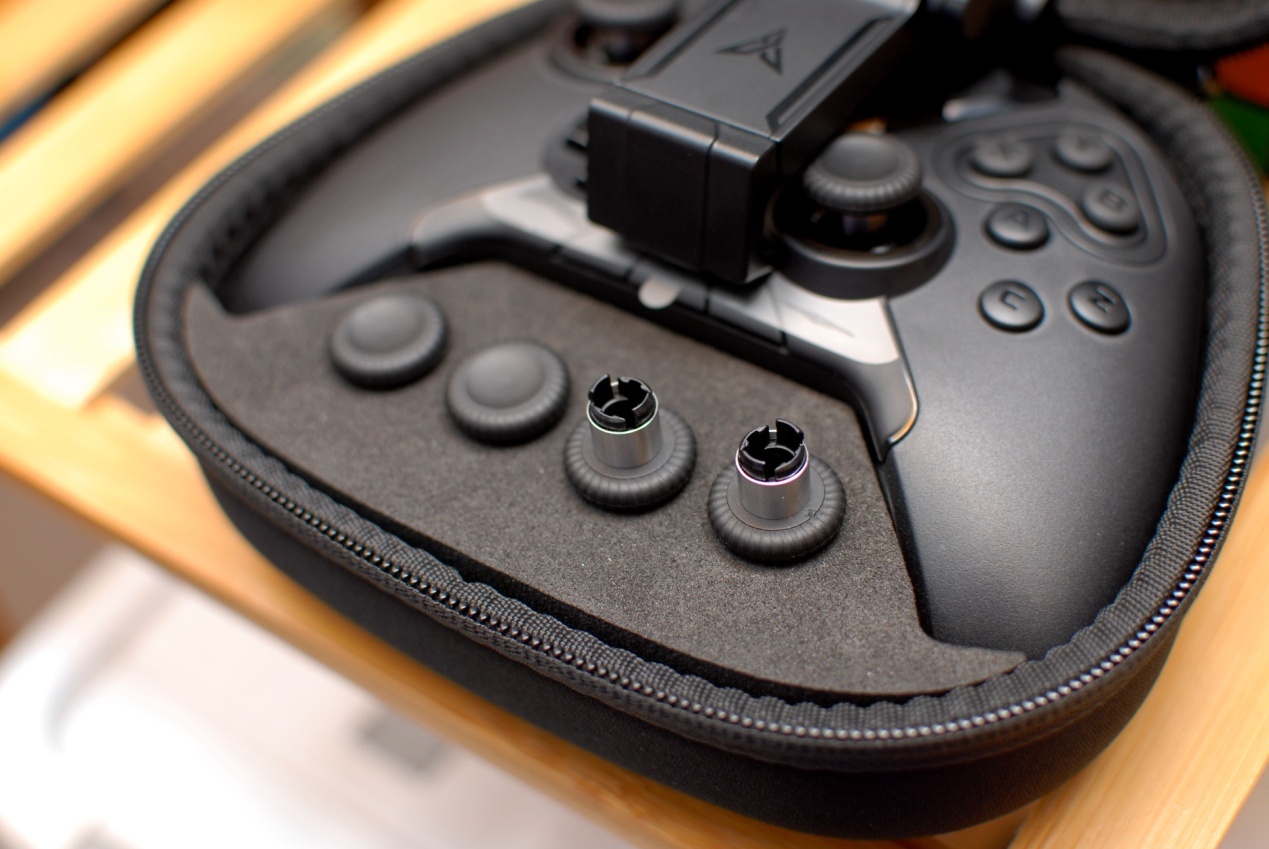 飞智八爪鱼2手柄体验,网友:可拖动轮盘按键,这个设计碉堡了